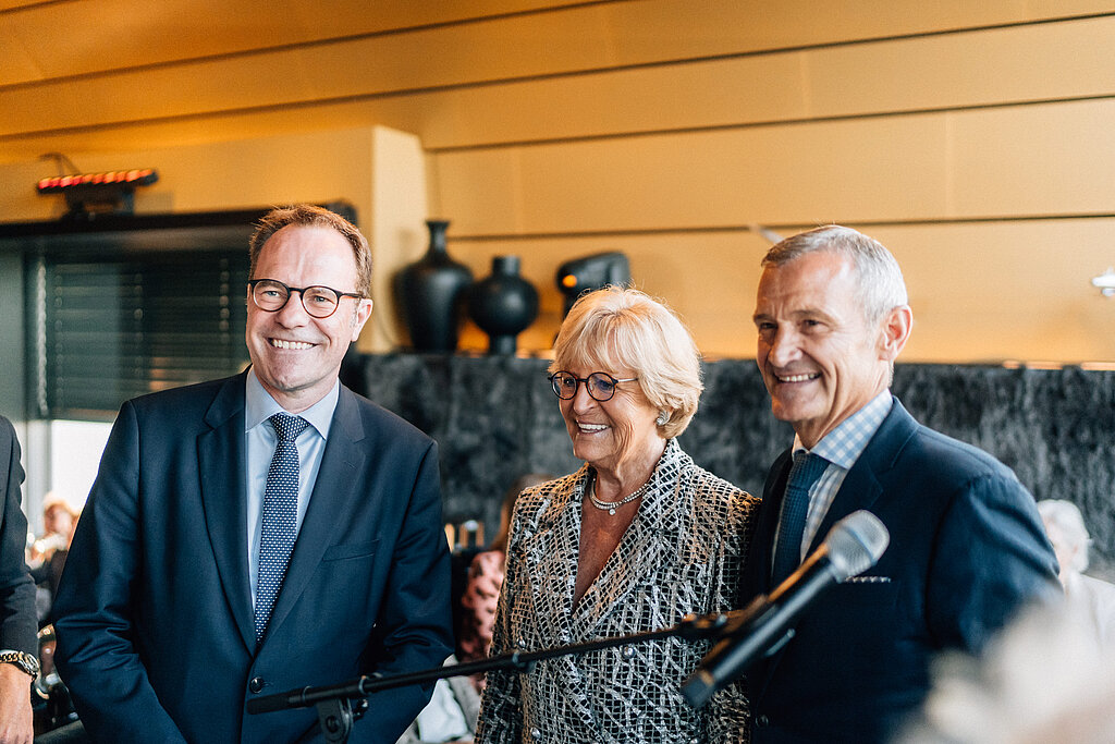 v.l.: Oberbürgermeister Dr. Stephan Keller mit Gerda Lindner und Gastgeber Jörg Lindner